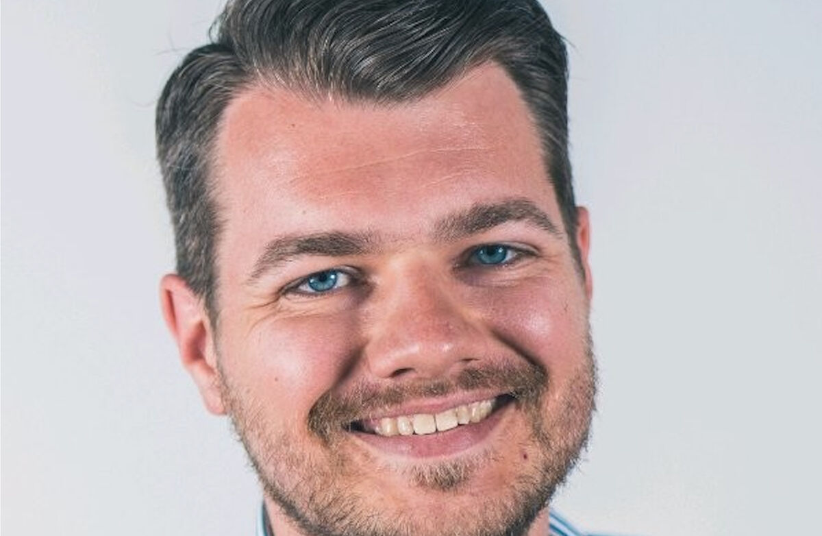 Selv om Stavanger er kåret til årets KI-kommune, understreket Lars Christian Tufte at kommunen ikke er ferdig. Foto: Privat Smilende mann med bølger i håret.