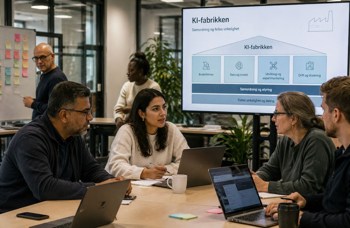 Samtalen endte med et tydelig bilde av KI-fabrikken som mer enn et teknologiprosjekt. Den er et forsøk på å bygge felles digital virkelighet, felles styring og felles læring – først for Oslo, men med ambisjon om at erfaringene skal komme hele Kommune-Norge til gode. Foto: KI-generert Personer samlet rundt et bord, en skjerm i bakgrunnen med teksten KI-fabrikken