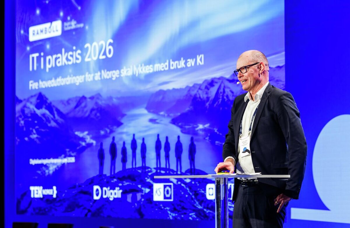 Det holder ikke å bruke KI. Virksomhetene må vite hvorfor de bruker den, hvordan den skal styres, hvilke gevinster som skal realiseres, og hvordan tilliten skal bevares. Foto: Foto: Kilian Munch, Digitaliseringskonferansen Skallet, middelaldrende mann på scenen. PPT med bl a teksten IT i praksis i bakgrunnen.