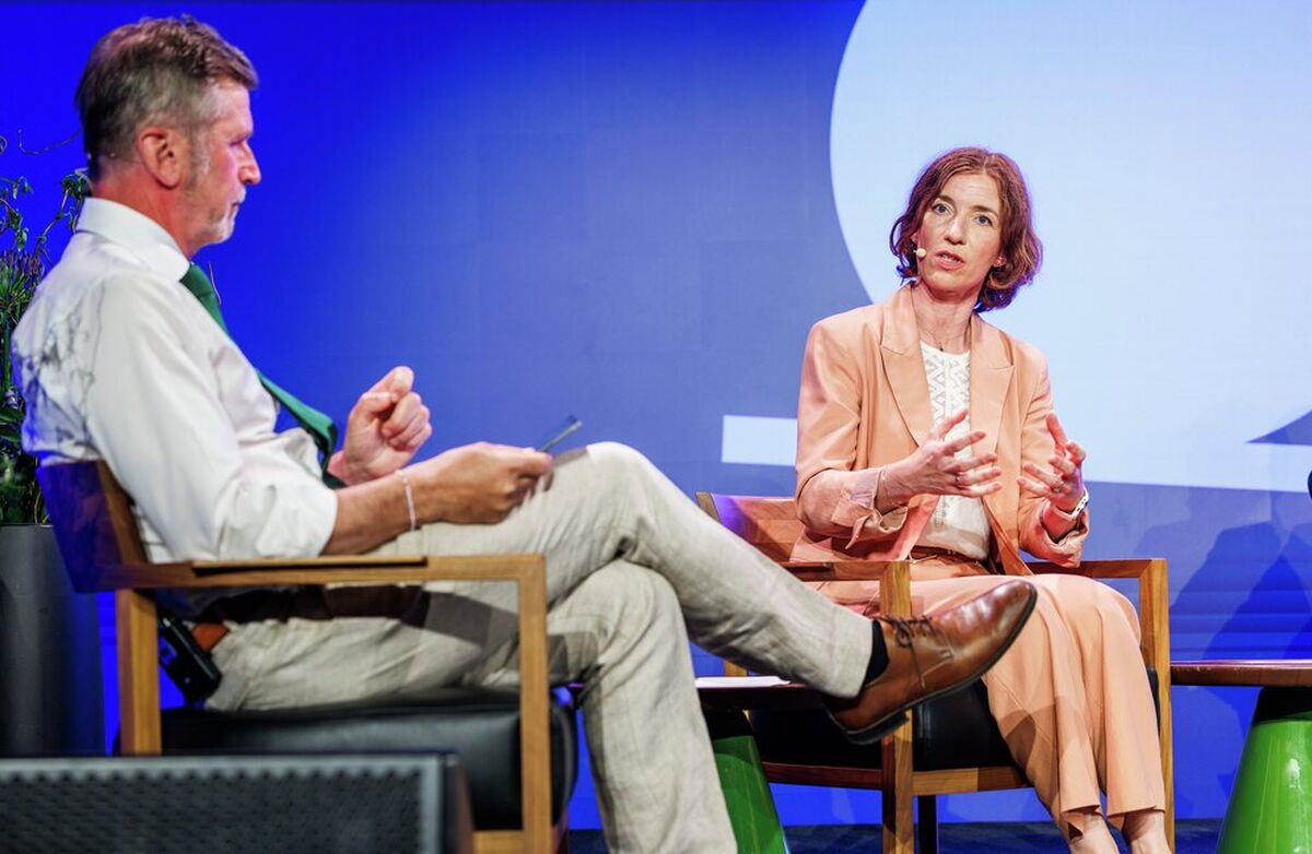 Christine Hamnen understreket at Digitaliserings- og forvaltningsdepartementet ikke kan samordne staten alene. Hver sektor og hver virksomhet må bidra med egen kompetanse, egen forståelse og eget ansvar. Foto: Kilian Munch Kvinne med brunt hår og bruntoner i klærne, sittende, snakkende.