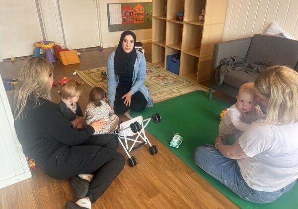 Gharam sammen med barn og kollger i Herøy barnehage