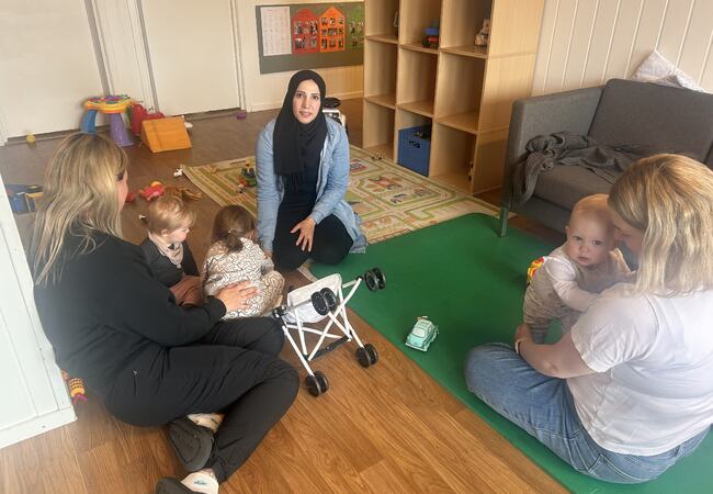 Gharam sammen med barn og kollger i Herøy barnehage
