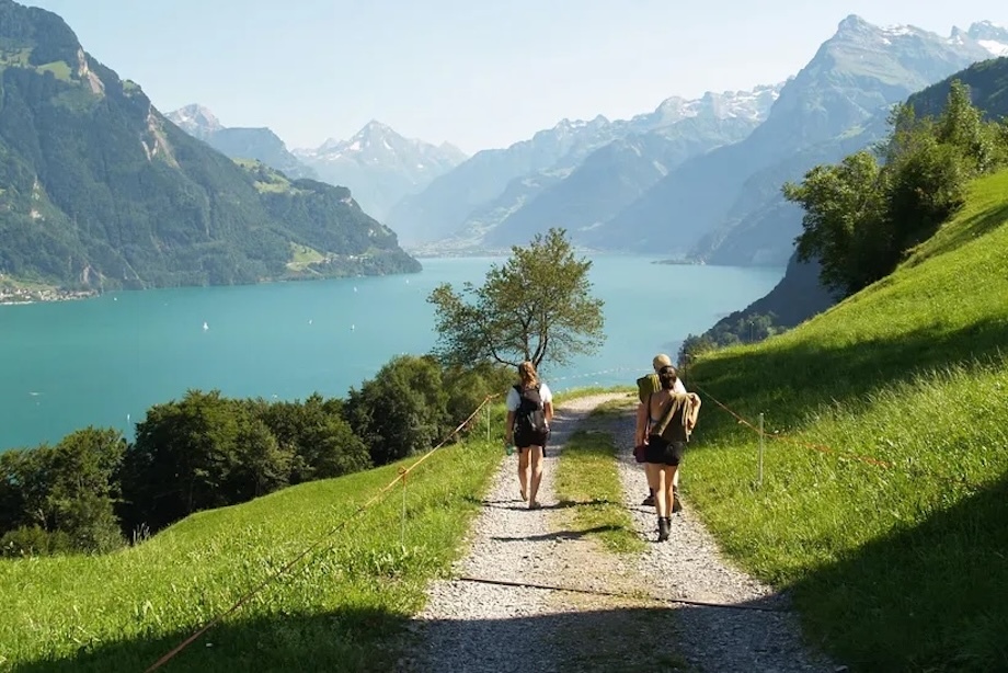 Thuner See Chemin.jpg