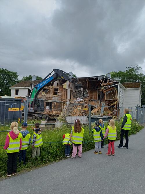 Ny barnehage_barnehagebarn ser på riving