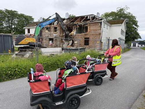Rivningen av det gamle Nyheim-bygget er i gang. Bygget rommer mye historie. Barnehagebarna følger spent med og gleder seg til den nye barnehagen står klar. (Foto: Herøy barnehage) Rivningen av det gamle Nyheim-bygget er i gang. Bygget rommer mye historie. Barnehagebarna følger spent med og gleder seg til den nye barnehagen står klar. (Foto: Herøy barnehage)