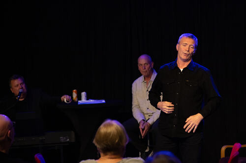 God stemning: Petter Rønning er en garantist for god stemning, og latteren satt løst hver gang han entret scenen.