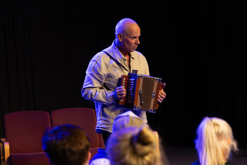 Mye latter: Lars-Sivert Larssen ledet humorshowet «Du skal flire mykje», som bød på historier, musikk og mange gode latterkuler.