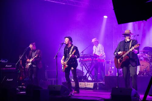 Avslutningen: Hogne Rundberg tok også over mikrofonen og avsluttet konserten med en energisk versjon av Beatles-klassikeren «Twist & Shout».
