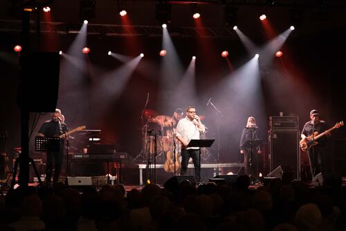 Fast innslag: Husbandet Hjertebank var kveldens musikalske ryggrad og akkompagnerte flere av artistene.