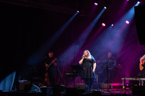 Prest med sangstemme: Liv-Helga Fure imponerte publikum med en kraftfull versjon av Aretha Franklins «(You Make Me Feel Like) A Natural Woman».