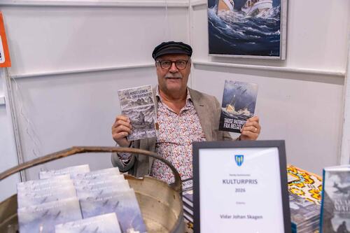 Kulturprisvinneren: Årets kulturprisvinner Vidar Johan Skagen hadde stand i hallen, der også diplomet som beviser at han ble årets kulturprisvinner har fått en godt synlig plass.