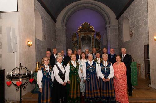 Tilbake i kirken: Jubileumskonfirmantene vendte tilbake til Herøy kirke 50 år etter konfirmasjonsdagen for å markere dagen sammen.