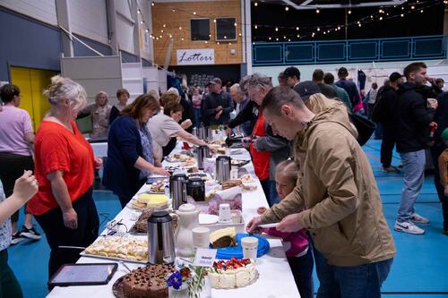 Kakebordet: Det tradisjonelle kakebordet var som alltid et populært stoppested for sultne Herøydagan-gjester.