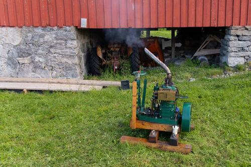 Gamle motorer: De gamle motorene på Herøy Bygdesamling er blitt en fast tradisjon under Herøydagan, og fascinerer både små og store.