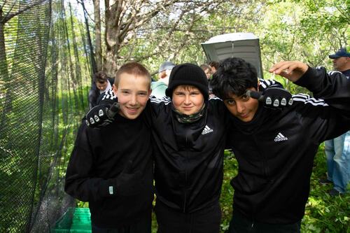 Klar til kamp: Disse tre var klare til dueller ute i skogen da det ble arrangert paintballturnering for ungdommene lørdag ettermiddag.