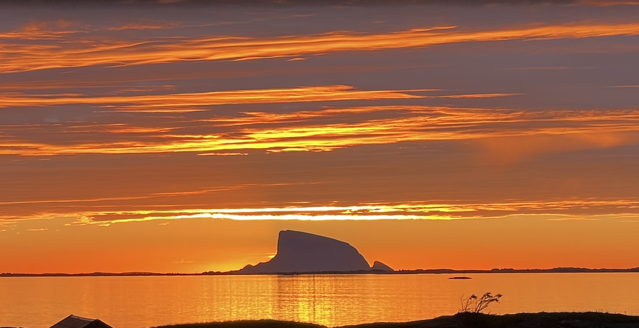 Sol står bak Lovund. (Foto: Alf Knutsen)