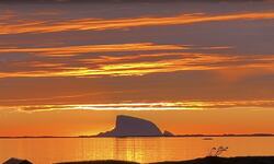 Sol står bak Lovund. (Foto: Alf Knutsen)