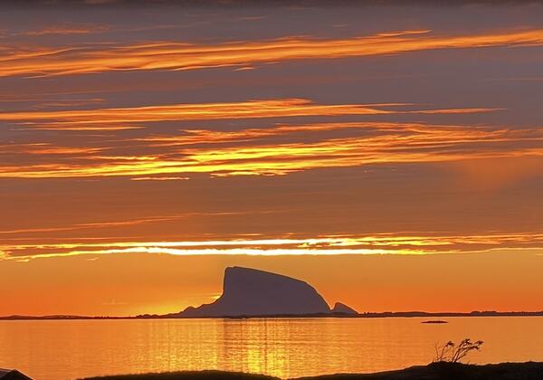 Sol står bak Lovund. (Foto: Alf Knutsen) Sol står bak Lovund. (Foto: Alf Knutsen)