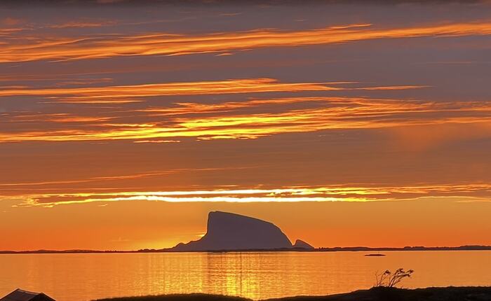 Sol står bak Lovund. (Foto: Alf Knutsen)