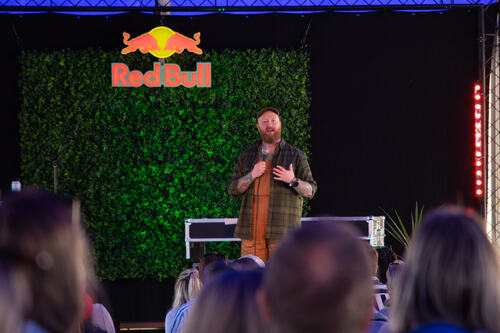 Kevin Kildal fikk latteren til å sitte løst da han åpnet festivalens kveldsprogram.