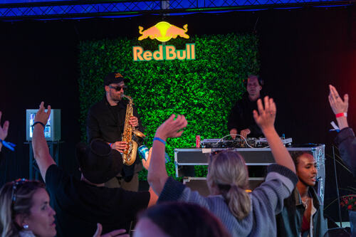 DJ Charlie Roennez og saksofonist Håkon Skog Erlandsen holdt festen i gang etter konsertene.