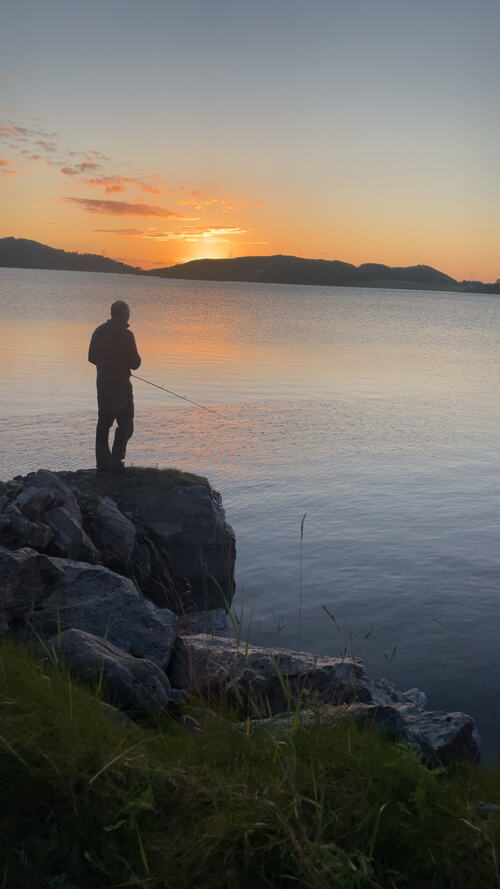 Ro i sjelen ved midnattsfiske i Åkvika. (Foto: Bente Karlsen)