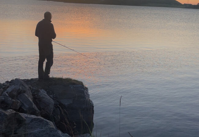 Ro i sjelen ved midnattsfiske i Åkvika. (Foto: Bente Karlsen) Ro i sjelen ved midnattsfiske i Åkvika. (Foto: Bente Karlsen)