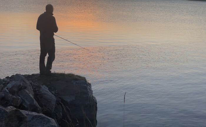 Ro i sjelen ved midnattsfiske i Åkvika. (Foto: Bente Karlsen)