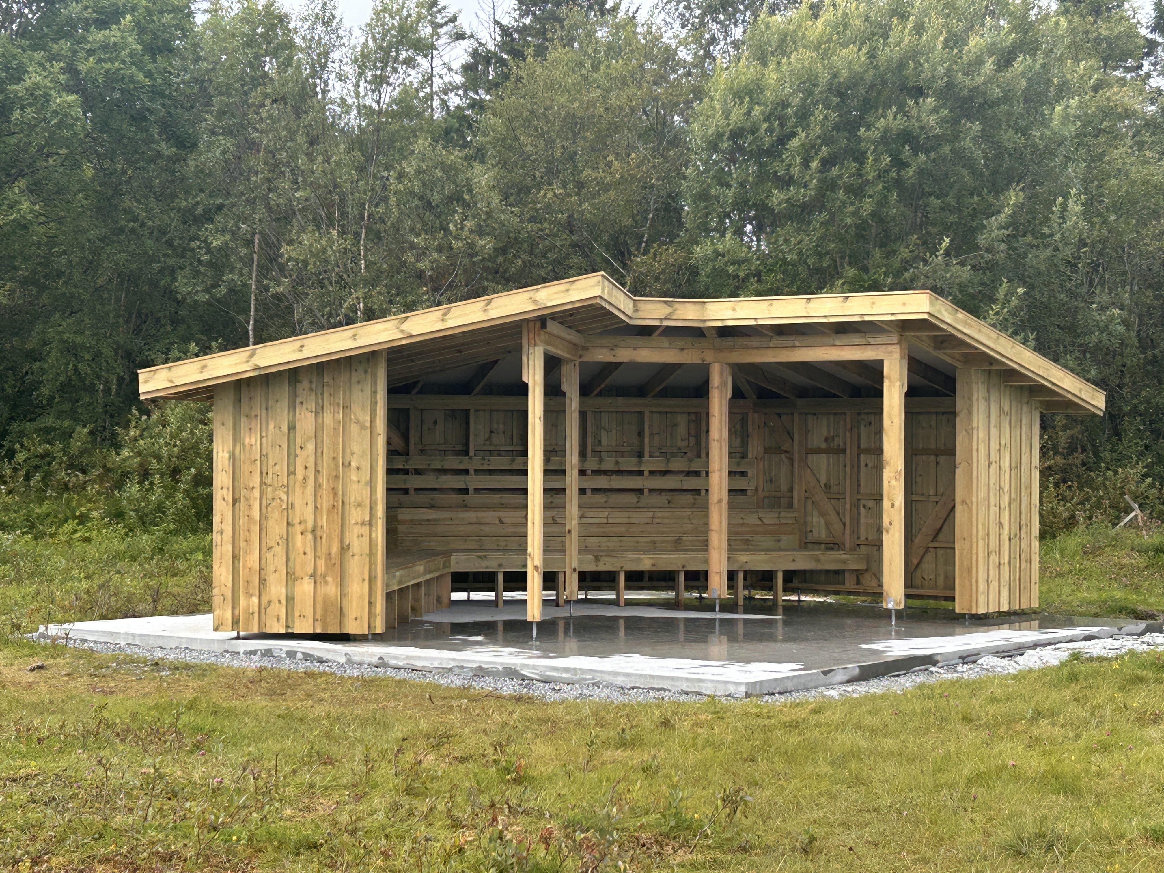 Gapahuk på plass ved Storvatnet