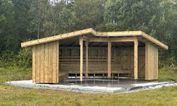 Gapahuk på plass ved Storvatnet