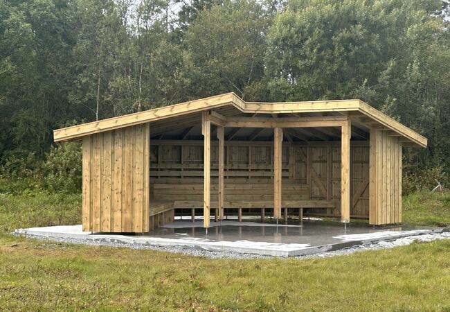 Gapahuk på plass ved Storvatnet