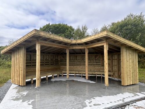 Det er nå satt op en solid og flott gapahuk ved Storvatnet i regi av Helgeland friluftsråd. Det er nå satt op en solid og flott gapahuk ved Storvatnet i regi av Helgeland friluftsråd.