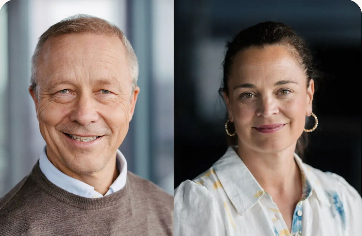 To portrettbilder side om side: en smilende eldre mann i genser og skjorte, og en smilende kvinne med oppsatt hår, øredobber og lys mønstret skjorte.