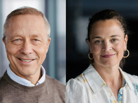 To portrettbilder side om side: en smilende eldre mann i genser og skjorte, og en smilende kvinne med oppsatt hår, øredobber og lys mønstret skjorte.