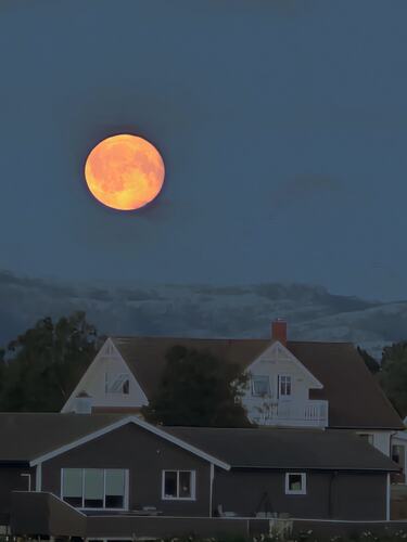 Fullmåne over Valsåsen. (Foto: Oddbjørn Lorvik)