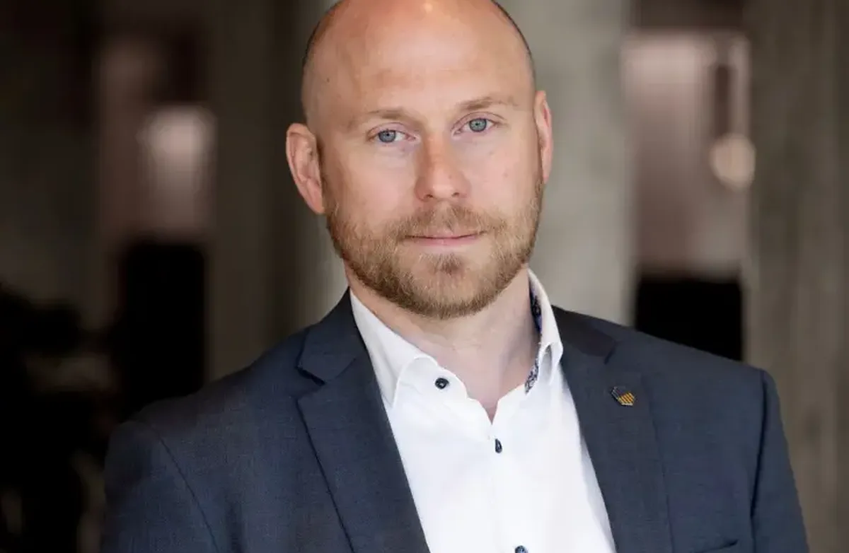 – Sørg for å ha en plan for håndtering, i tillegg til gode reserveløsninger. En annen mulighet er å teste om iverksatte tiltak faktisk funker, sier Martin Albert Hoff. Foto: Stine Østby Mann med dress, skallet, blå øyne, ser inn i kameraet.