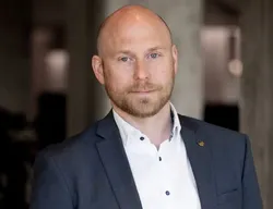 – Sørg for å ha en plan for håndtering, i tillegg til gode reserveløsninger. En annen mulighet er å teste om iverksatte tiltak faktisk funker, sier Martin Albert Hoff. Foto: Stine Østby Mann med dress, skallet, blå øyne, ser inn i kameraet.