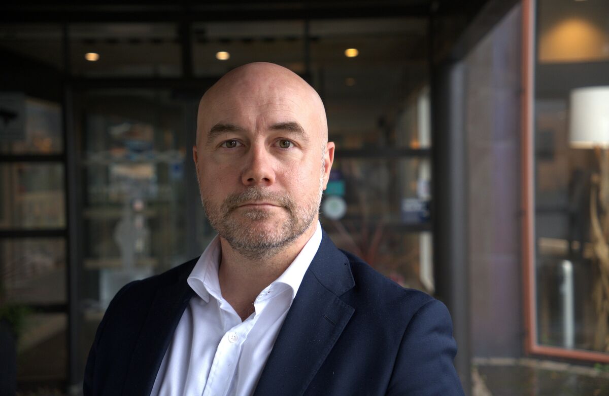 Finans Norge har samlet alle råd og anbefalinger for risikohåndtering ved bruk av kunstig intelligens. – Finansnæringen har allerede høy modenhet på mange områder, men den nye utviklingen krever økt oppmerksomhet fra ledelsen, bedre koordinering og kontinuerlig oppfølging av risiko, sier Pål Christian Waag. Foto: Tormod Brekke Øye/Finans Norge Alvorlig middeladrende mann med dress ser inn i kameraet.