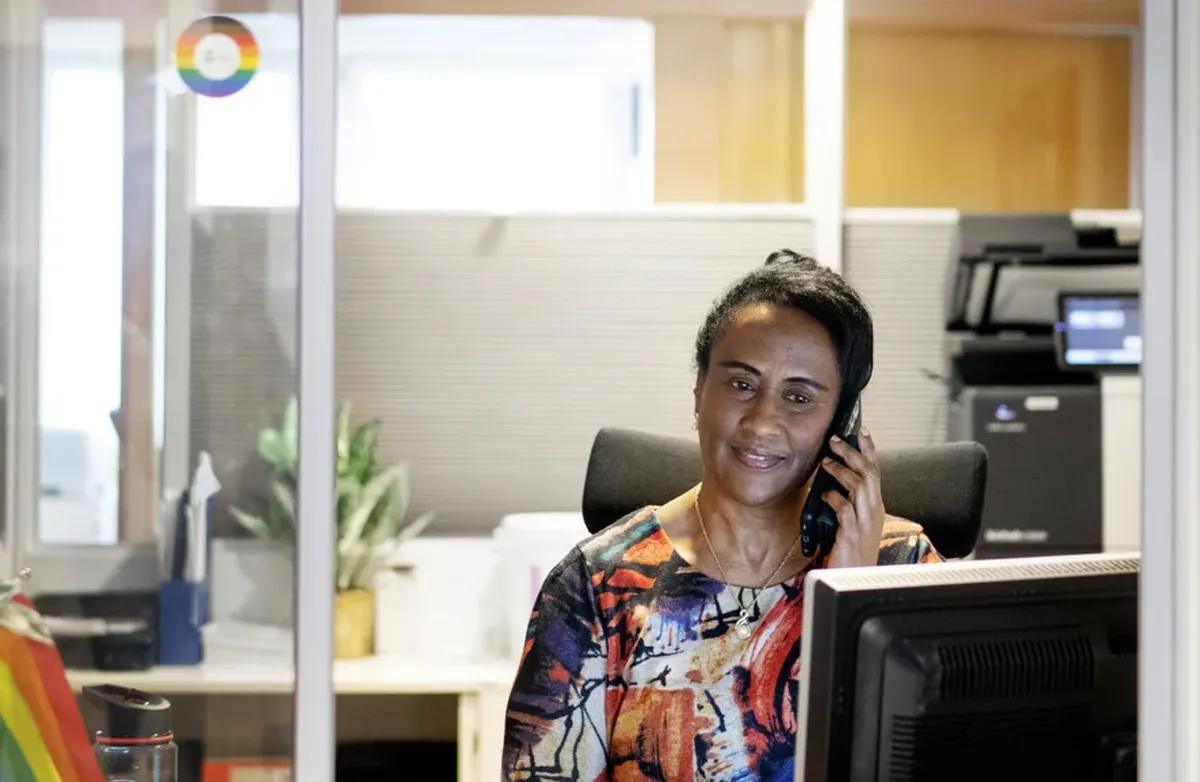 Foto: Anne Elisabeth Næss/KS Kvinne i telefonen ved et sentralbord.