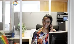 Foto: Anne Elisabeth Næss/KS Kvinne i telefonen ved et sentralbord.