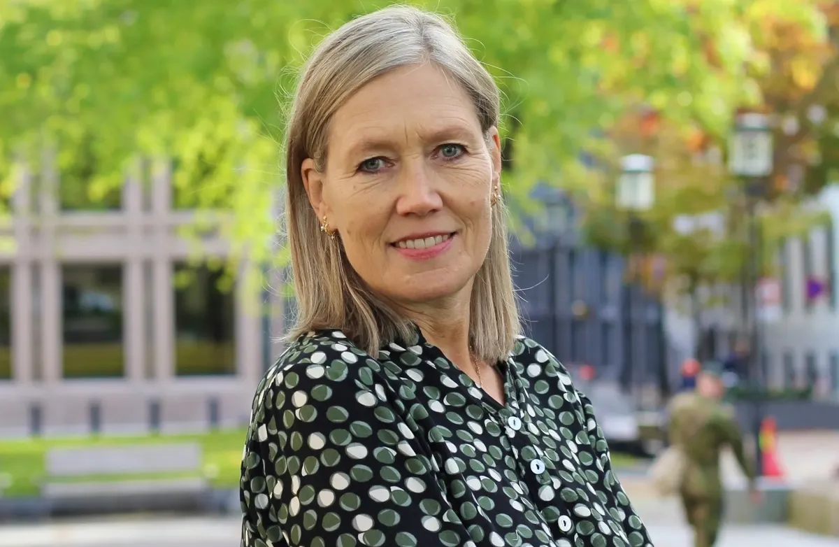 Det er ikke overraskende at gevinstene så langt er relativt beskjedne. Kunnskapsarbeid er komplekst, og KI er ikke like godt egnet til alle typer oppgaver, skriver Ellen Strålberg. Foto: Teknologirådet Smilende kvinne med langt lyst hår og blomstrete skjort fotografert utendørs.