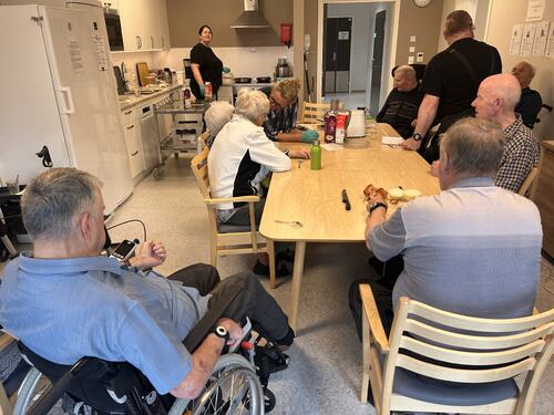 Det var samlet en fin liten gjeng da det ble stekt fiskekaker av fangsten etter fisketuren sist onsdag. .