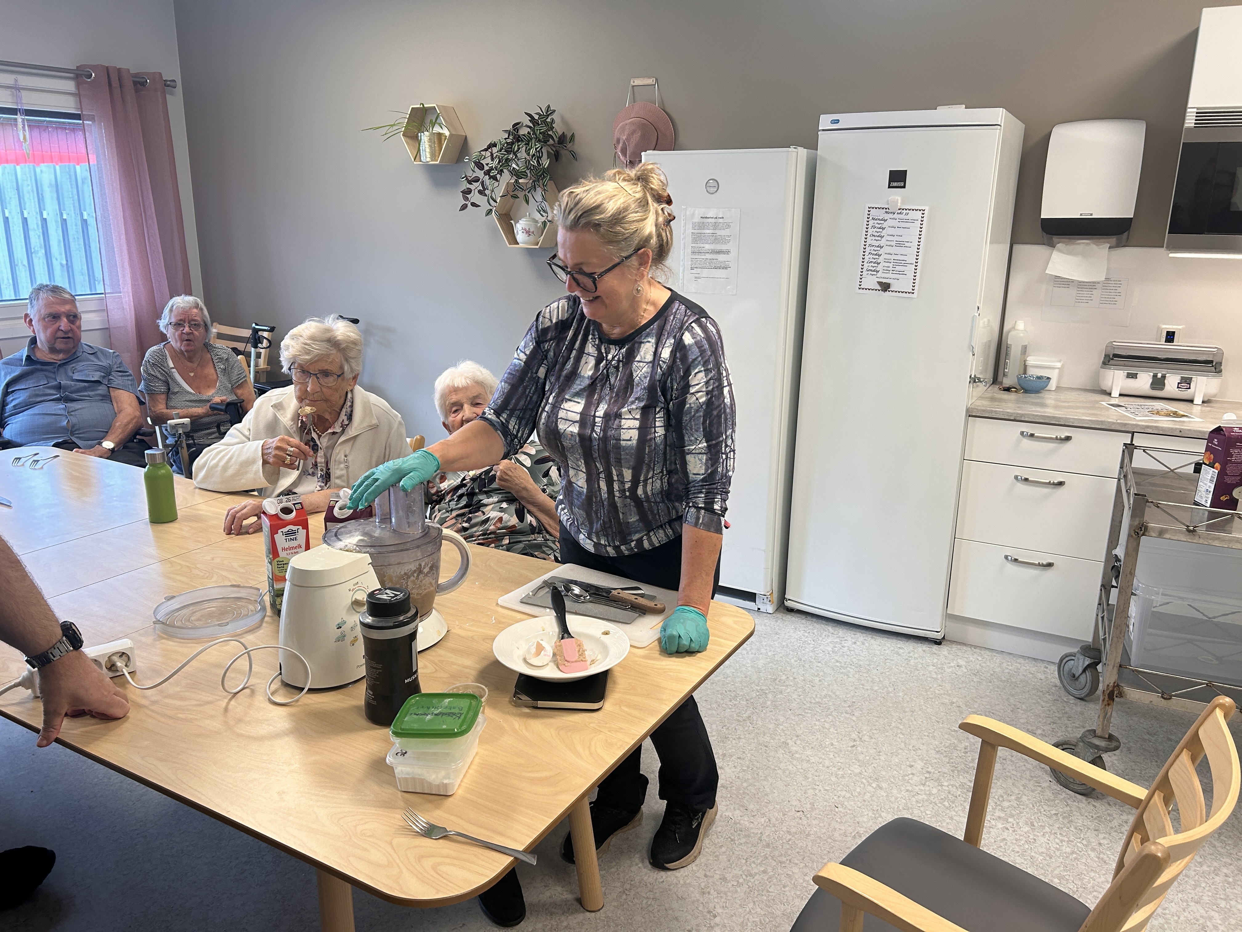 Steking av fiskekaker på HOS 10