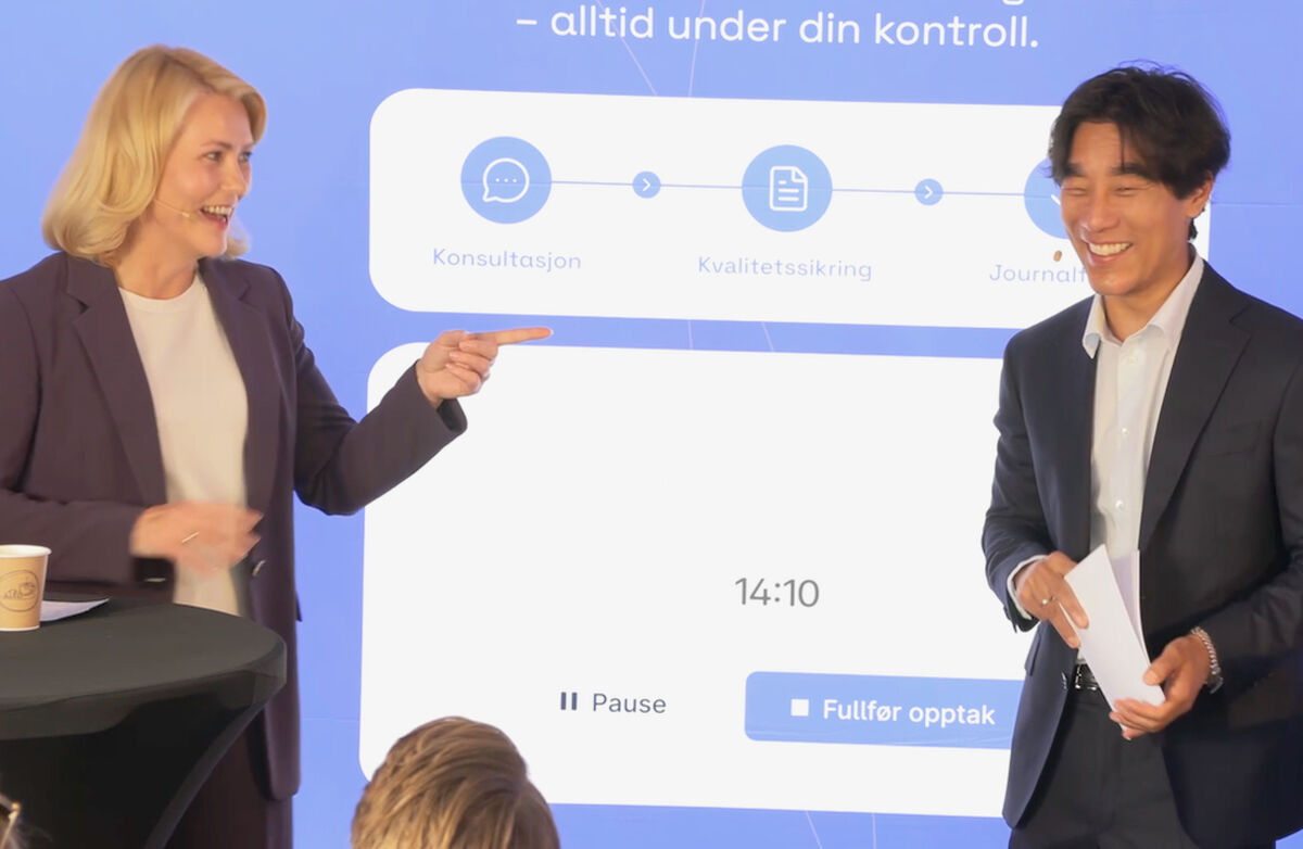– Å ikke gjøre noe er også en risiko, poengterte Kristine Dahl Steidel. – En krise som er høyst reell i Helse-Norge i dag, er mangel på arbeidskraft. Den krisen har allerede truffet oss. Foto: Klipp fra samtalen (Kristine Dahl Steidel og Fredrik Solvang) Kristine Dahl Steidel og Fredrik Solvang på scenen.