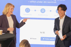 – Å ikke gjøre noe er også en risiko, poengterte Kristine Dahl Steidel. – En krise som er høyst reell i Helse-Norge i dag, er mangel på arbeidskraft. Den krisen har allerede truffet oss. Foto: Klipp fra samtalen (Kristine Dahl Steidel og Fredrik Solvang) Kristine Dahl Steidel og Fredrik Solvang på scenen.