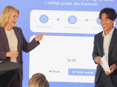 Kristine Dahl Steidel og Fredrik Solvang på scenen.