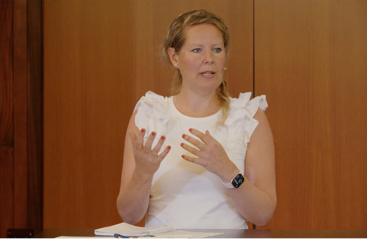 – Forskningsbasert kunnskap må oversettes til konkrete verktøy som virksomheter faktisk opplever som nyttige, sier STAMI-direktør Therese Hanvold. Hun var en av deltakerne i panelsamtalen. Foto: Klipp fra video av samtalen. Kvinne med lyst hår og hvit bluse. Hun snakker og er engasjert.