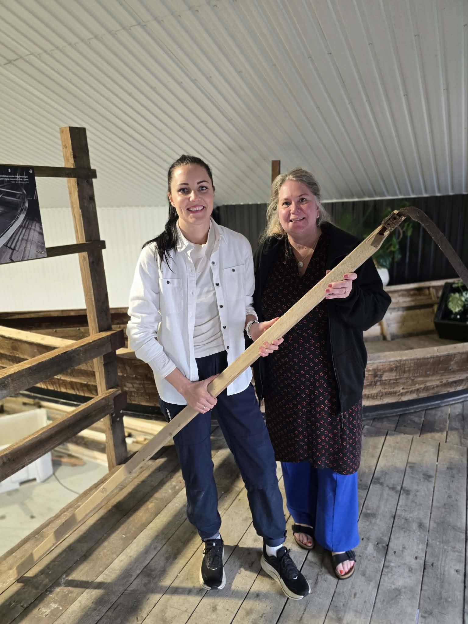 Lilliann Sørensen fra Tanghuset Arena (t.v.) og Margit Langseth fra ungdomslaget Bølgen. De holder en tangljå som ble brukt til tangskjæring og står foran en av få tangprammer som fortsatt eksisterer. Lilliann Sørensen fra Tanghuset Arena (t.v.) og Margit Langseth fra ungdomslaget Bølgen. De holder en tangljå som ble brukt til tangskjæring og står foran en av få tangprammer som fortsatt eksisterer.