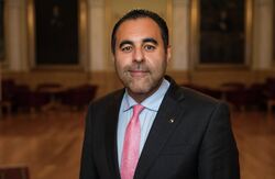 Stortingspresident Masud Gharahkhani avsluttet med å understreke at de høye norske tillitstallene er noe å være stolt av, men ikke noe samfunnet kan ta for gitt. – Demokrati er noe du må jobbe for hver eneste dag, understreket han. Foto: Stortinget Bildet viser Masud Gharahkhani. Han er opprinnelig fra Iran, og har mørkt hår og brune øyne. Han er ubarbert. Bildet er tatt på Stortinget, vi kan se deler av dressjakka, som er mørk, og den blå skjorten og det rosa slilpset.