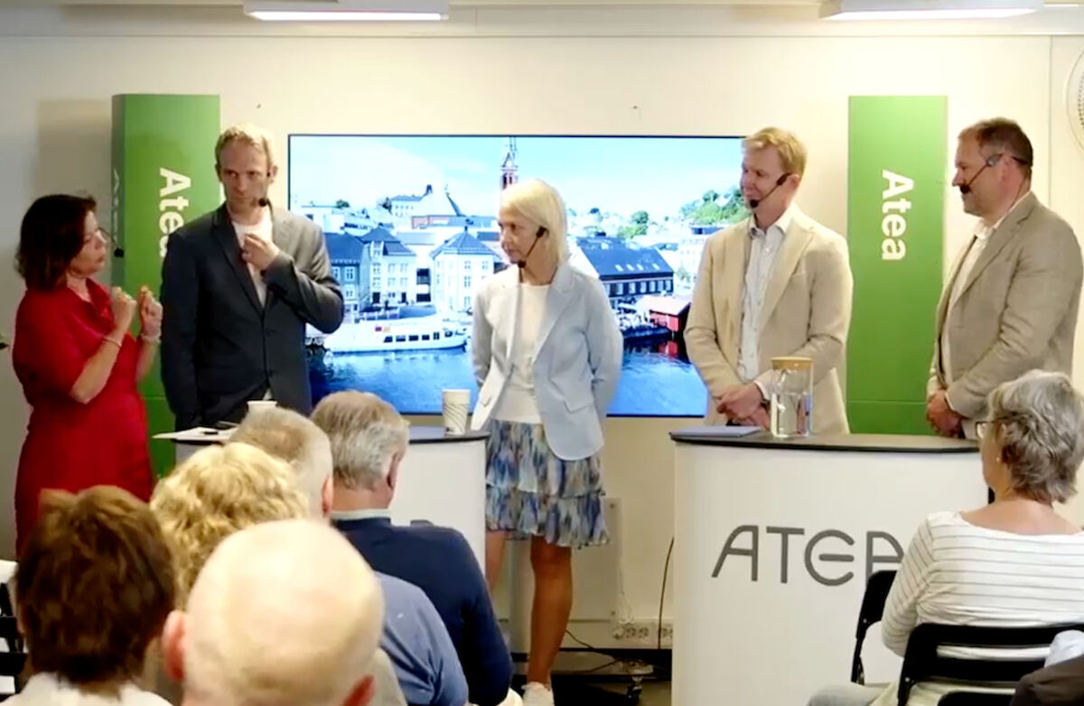Deltakerne samlet på scenen under Atea-arrangementet «Færre hender og bedre omsorg? Slik kan AI styrke kommunene» under Arendalsuka. Samtalen handlet om hvordan kunstig intelligens kan styrke helse- og omsorgstjenestene, samtidig som ansvar, risiko og faglige vurderinger ivaretas. Foto: Klipp fra video av panelsamtalen. Deltakerne på scenen